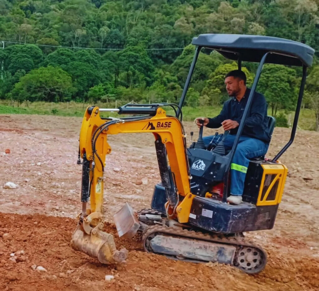 mini escavadeira para piscina